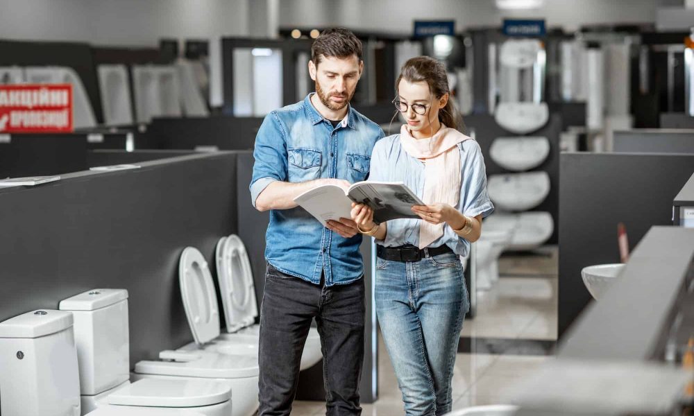 couple-choosing-toilet-ceramics-in-the-shop.jpg